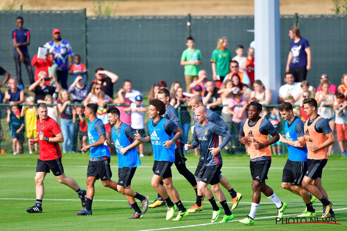 Đã có khá đông người hâm mộ đến theo dõi buổi tập của đội tuyển.