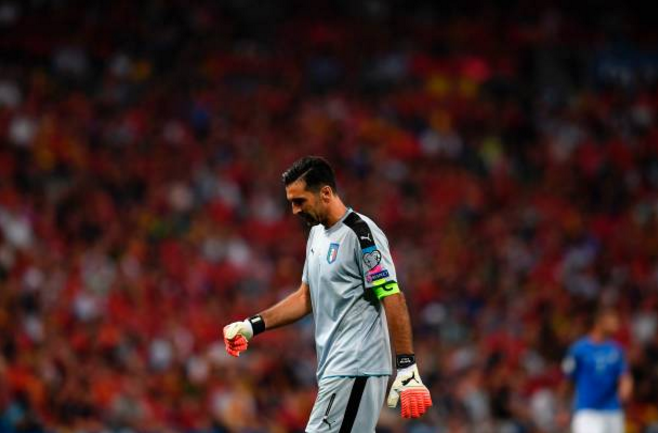 ...cũng là nỗi buồn của Buffon. Thêm một lần nữa anh nhận thất bại ế chế trước Tây Ban Nha. Trước đó, anh đã trải qua ngày ác mộng khi Italia thua 0-4 trước TBN trong trận chung kết Euro 2012, một trận đấu mà Azzurri cũng quyết định đôi công với đối thủ.