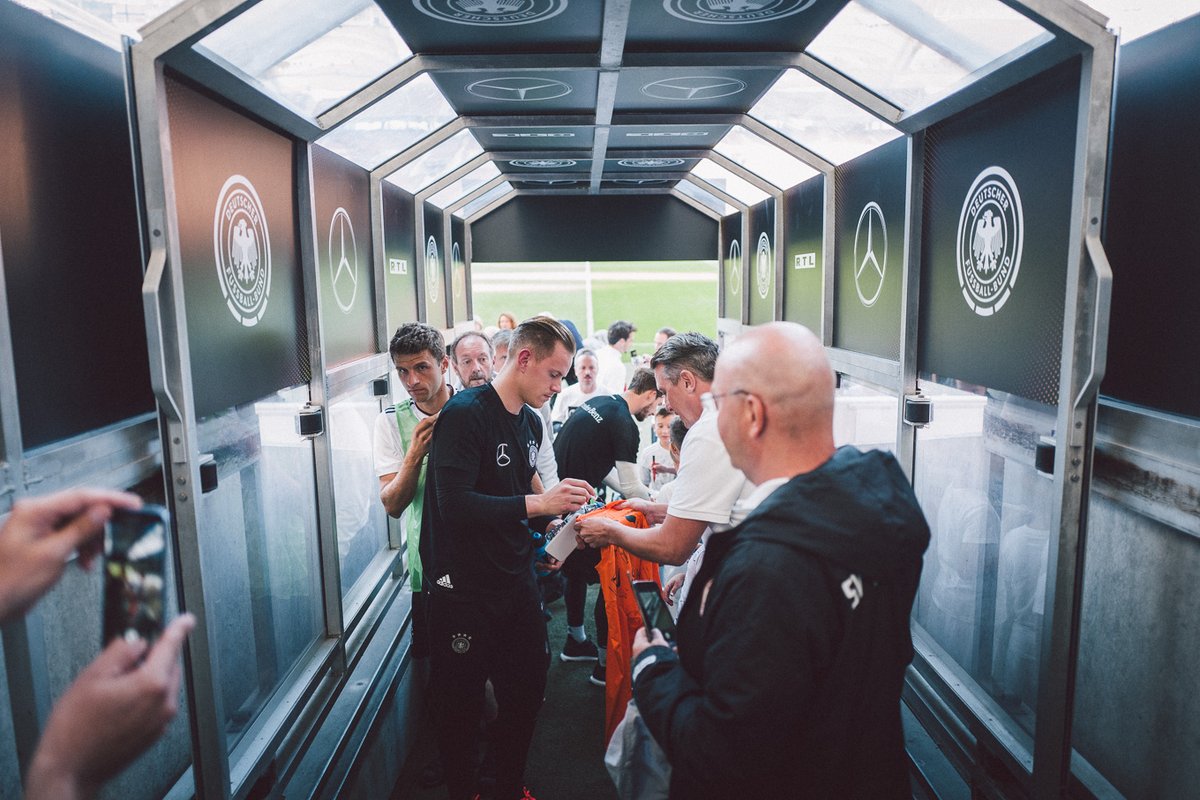 Đây sẽ là những đứa trẻ tiến vào sân cùng họ trước giờ giành vé đến Nga.