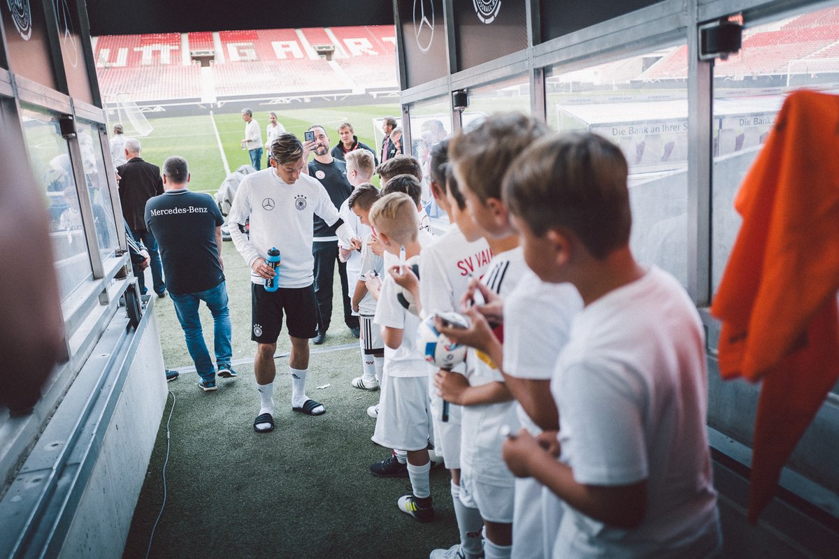 Sau buổi tập, họ vui vẻ chụp ảnh và giao lưu cùng những cậu bé.