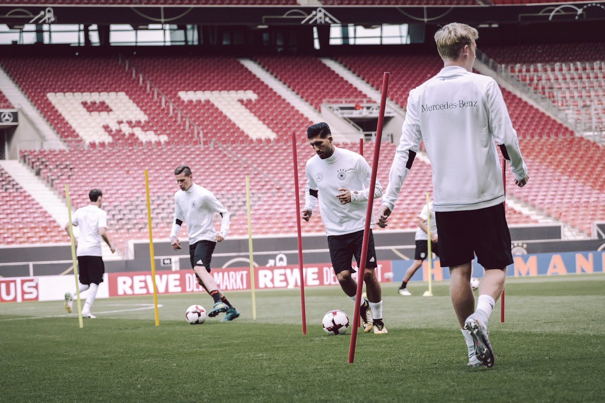Sau đó, toàn thể các cầu thủ Đức đã có buổi tập thoải mái trên SVĐ Mercedes-Benz Arena.