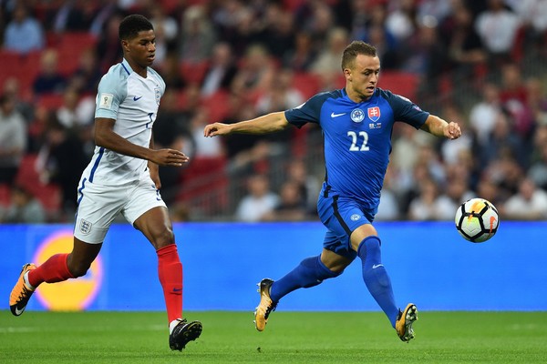 Anh chỉ biết chạy theo trong vô vọng...