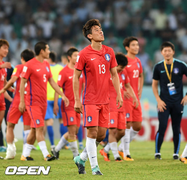 Trận đấu kết thúc với tỉ số 0-0,...