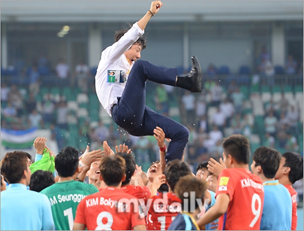 HLV Shin Tae-yong được tung hô bởi các học trò.