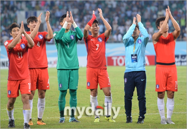 Tri ân những CĐV Hàn Quốc ít ỏi có mặt trên sân.