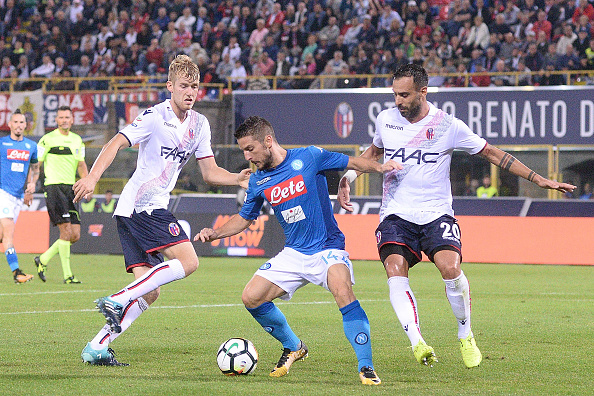 Nỗ lực chiến đấu, Napoli dần lấy lại thế trận ở nửa sau hiệp một.