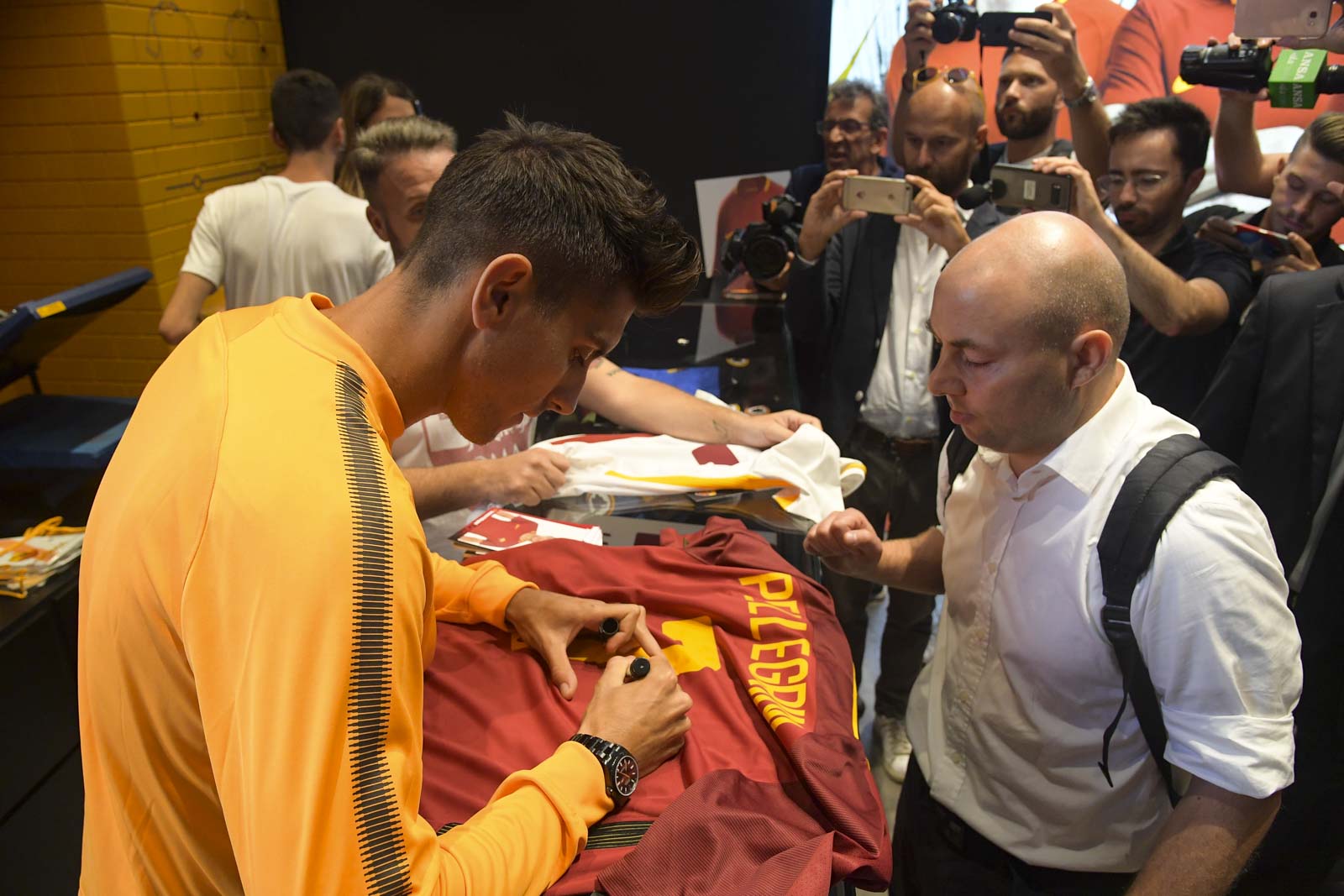 Sao Roma chiến FIFA cùng tuyển thủ esport - Bóng Đá
