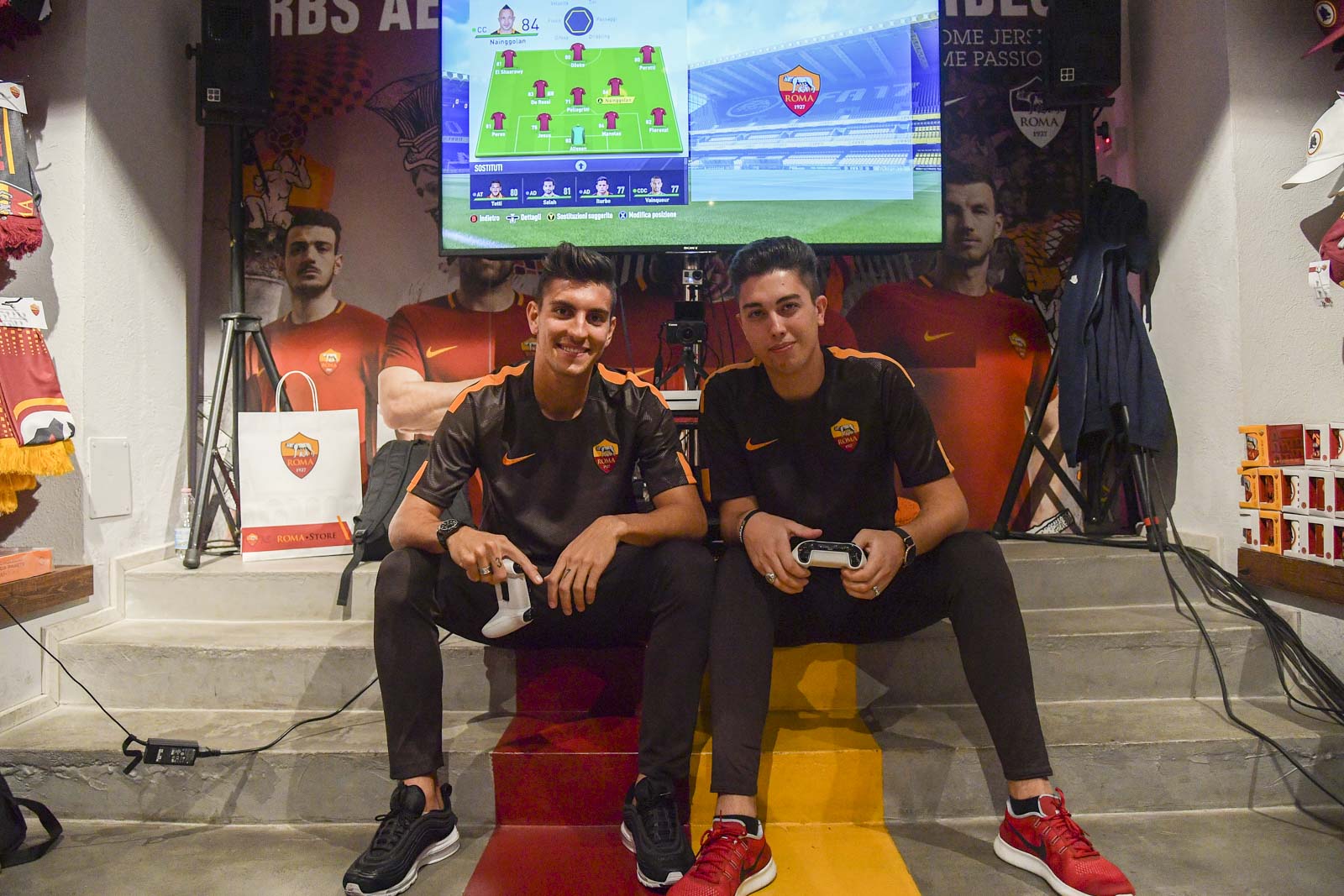 Sao Roma chiến FIFA cùng tuyển thủ esport - Bóng Đá