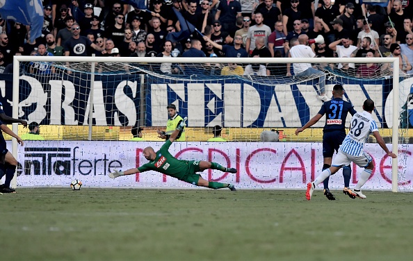 Và quả thật, điều đó đã xảy ra. Napoli bị chọc thủng lưới ngay phút thứ 13 từ cú sút xa của tiền vệ Schiattarella.