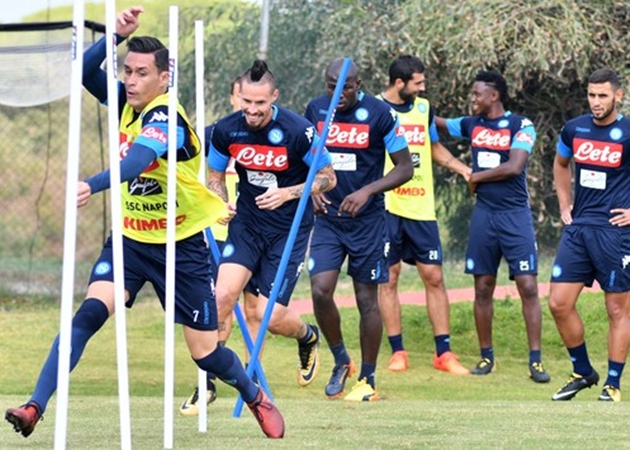 Callejon thể hiện sự hăng hái khi bước ra sân tập.