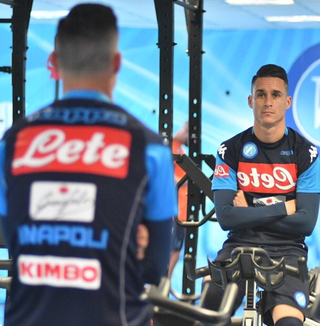 Tiền đạo Jose Callejon gây chú ý khi khoanh tay trầm tư soi mình trong gương trên chiếc máy chạy bộ.