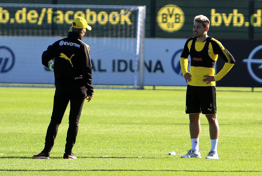 Raphael Guerreiro đang trong gia đoạn hồi phục chấn thương mắt cá. Anh được mong đợi sẽ trở lại sau đợt tập trung đội tuyển.