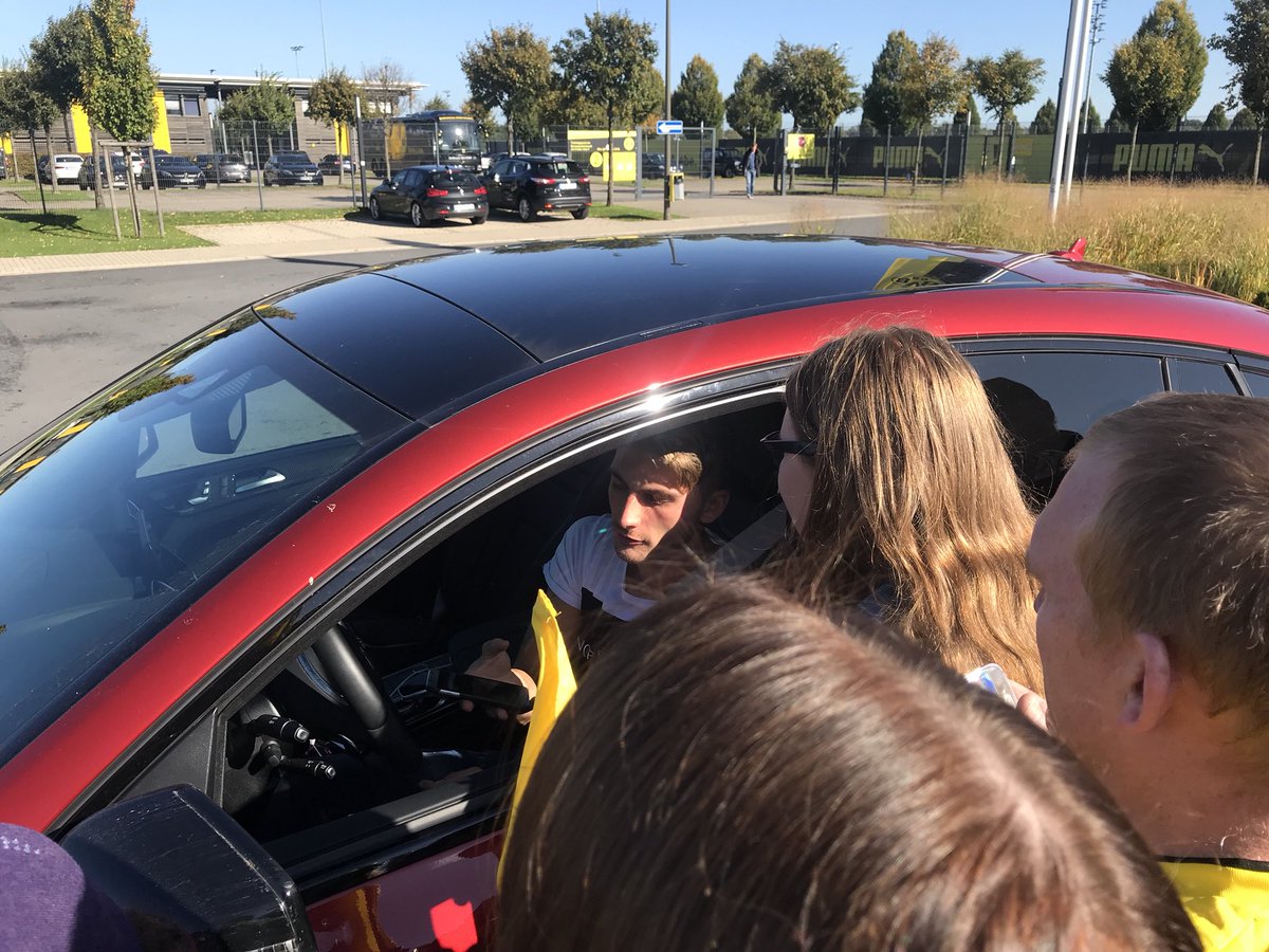 Hai tân binh Toljan và Philipp vui vẻ ký tặng trước khi bước vào sân tập.