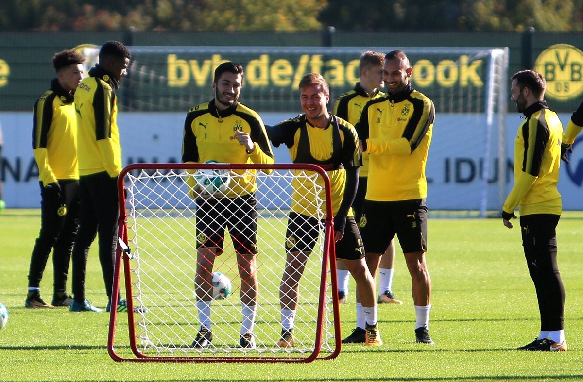 Gotze và Sahin vui đùa cùng nhau.
