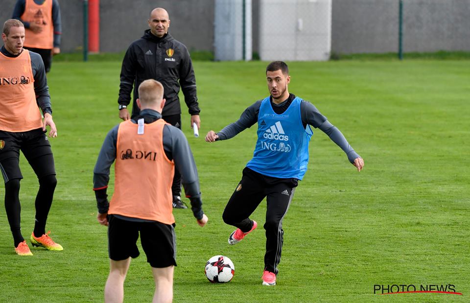 Hazard đối đầu với De Bruyne.