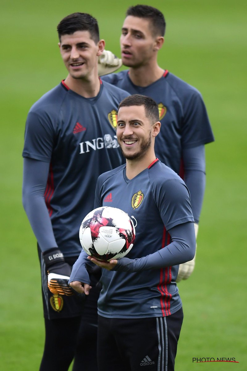 Vẻ mặt hài hước của Hazard bên cạnh người đồng đội Courtois.