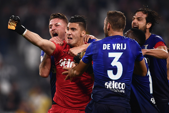 Thomas Strakosha - 7,5 điểm: Mắc lỗi ngớ ngẩn suýt dẫn đến bàn thua trong hiệp một nhưng màn trình diễn xuất sắc trong hiệp hai đặc biệt là cú đổ người tuyệt vời cản phá quả 11m của Dybala, thủ môn Albania được xem là một trong những người hùng Lazio trận này.