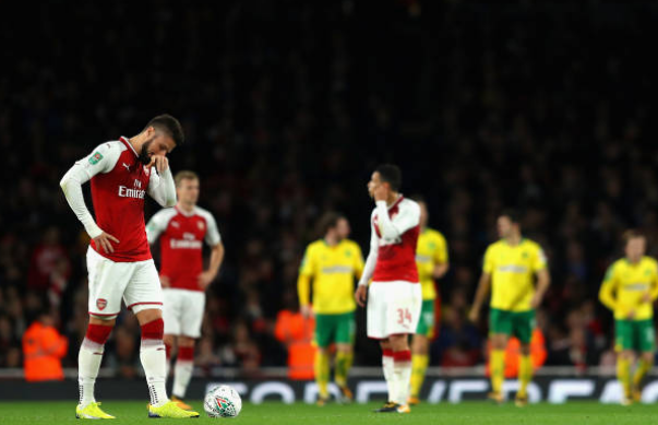 Giroud chỉ biết ngao ngán đứng ở vạch giữa sân chuẩn bị giao bóng sau bàn thua.