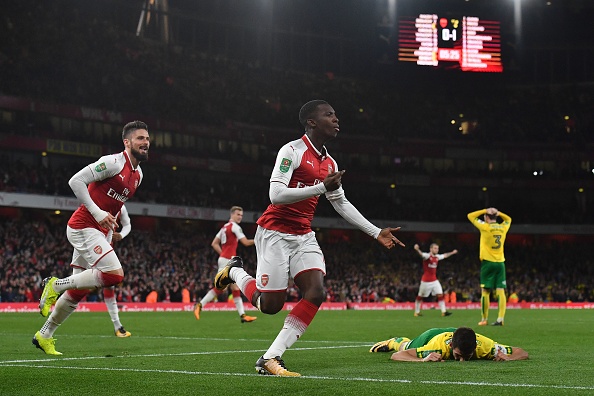 Giroud chạy theo người đàn em ăn mừng như thể Nketiah chính là vị cứu tinh của anh. Thật vậy, nếu Arsenal thất bại, tiền đạo Pháp chắc chắn sẽ nhận rất nhiều chỉ trích.