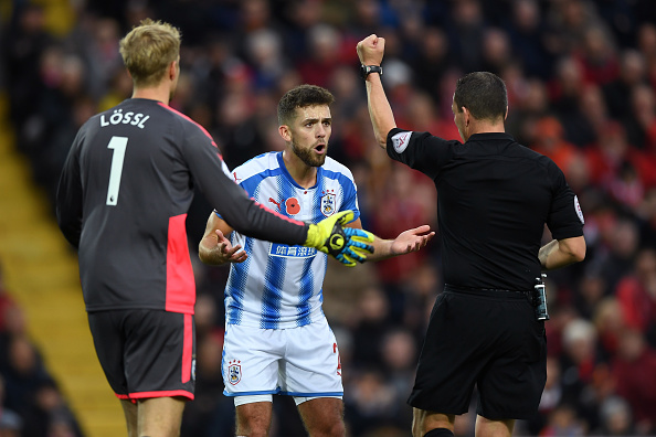 Phải đến cuối trận, Liverpool mới có cơ hội rõ ràng đầu tiên. Đội trưởng Tommy Smith phạm lỗi với Firmino trong vòng cấm. Trọng tại không ngần ngại cho Liverpool hưởng 11m.