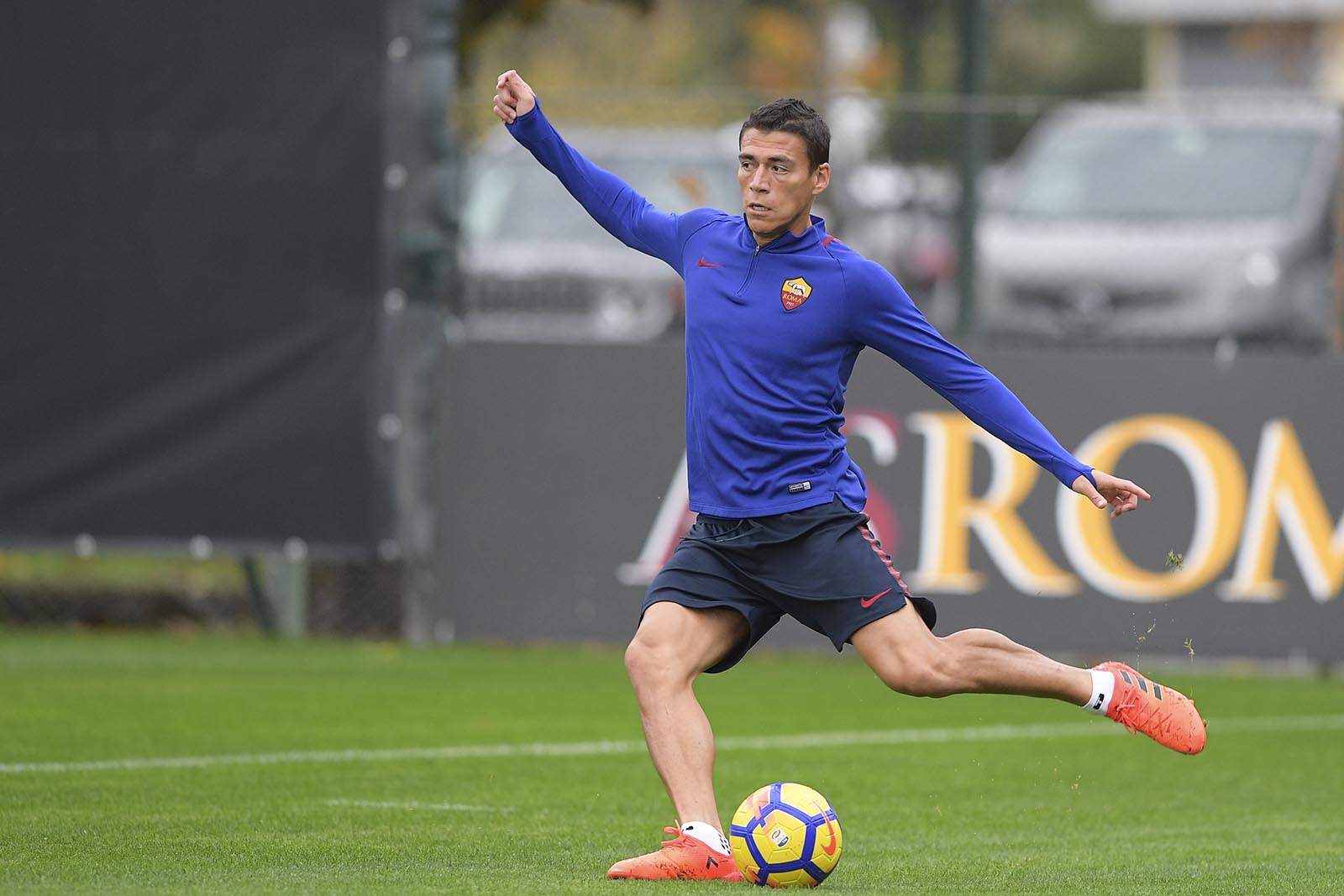 Roma tập luyện ở mặt sân như 'mặt ruộng' - Bóng Đá