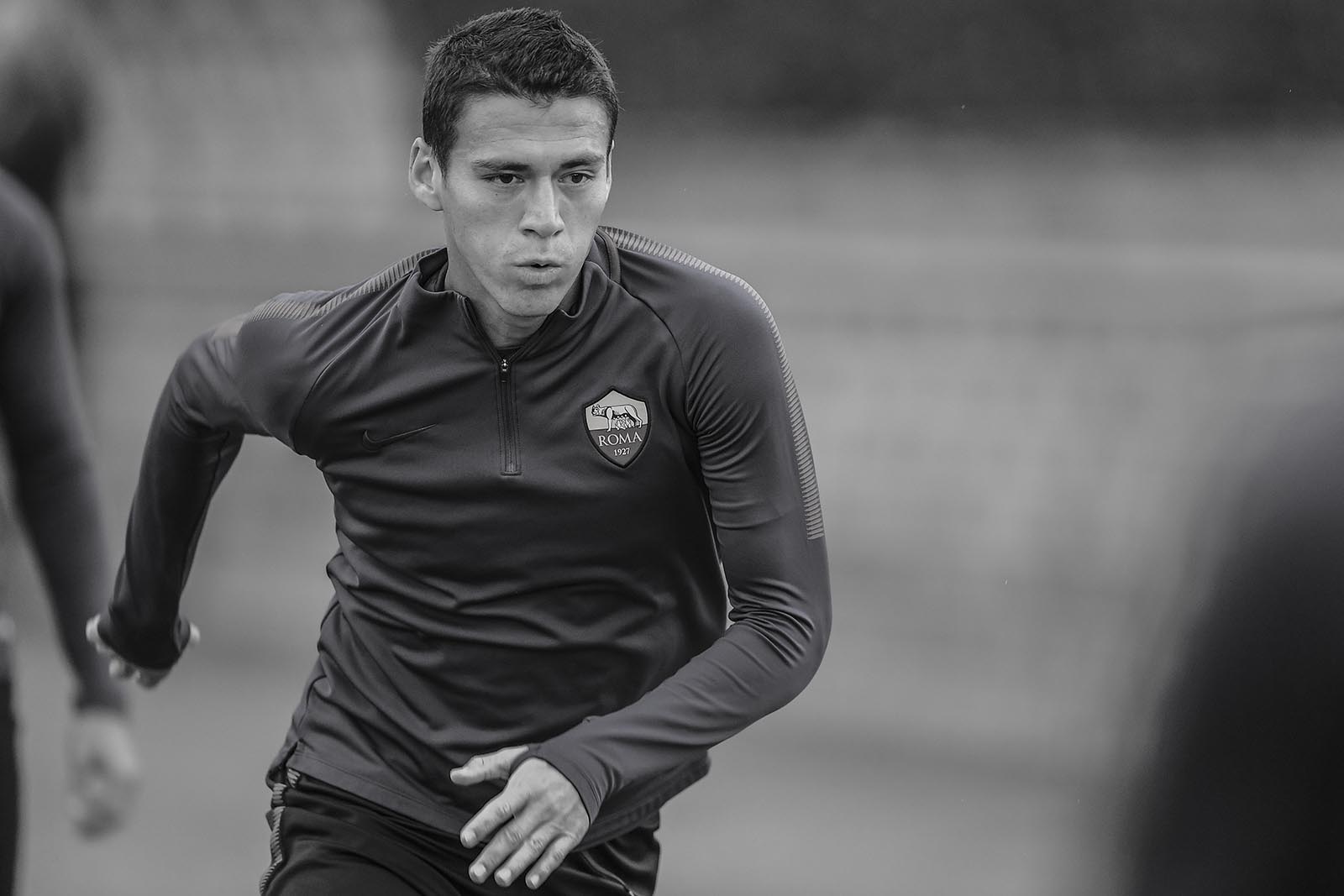 Roma tập luyện ở mặt sân như 'mặt ruộng' - Bóng Đá