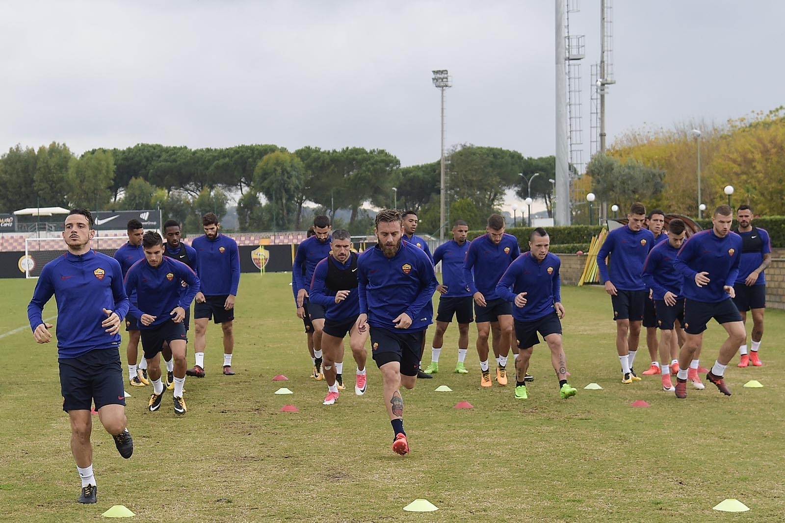 Cận cảnh phần sân tập khởi động của Roma.