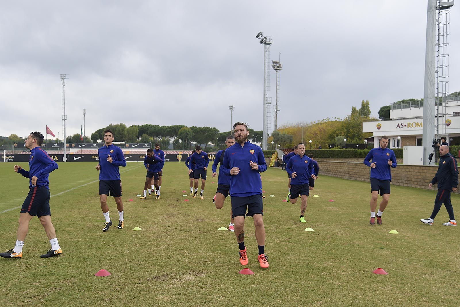 Một vết lõm khá lớn gần chỗ De Rossi.