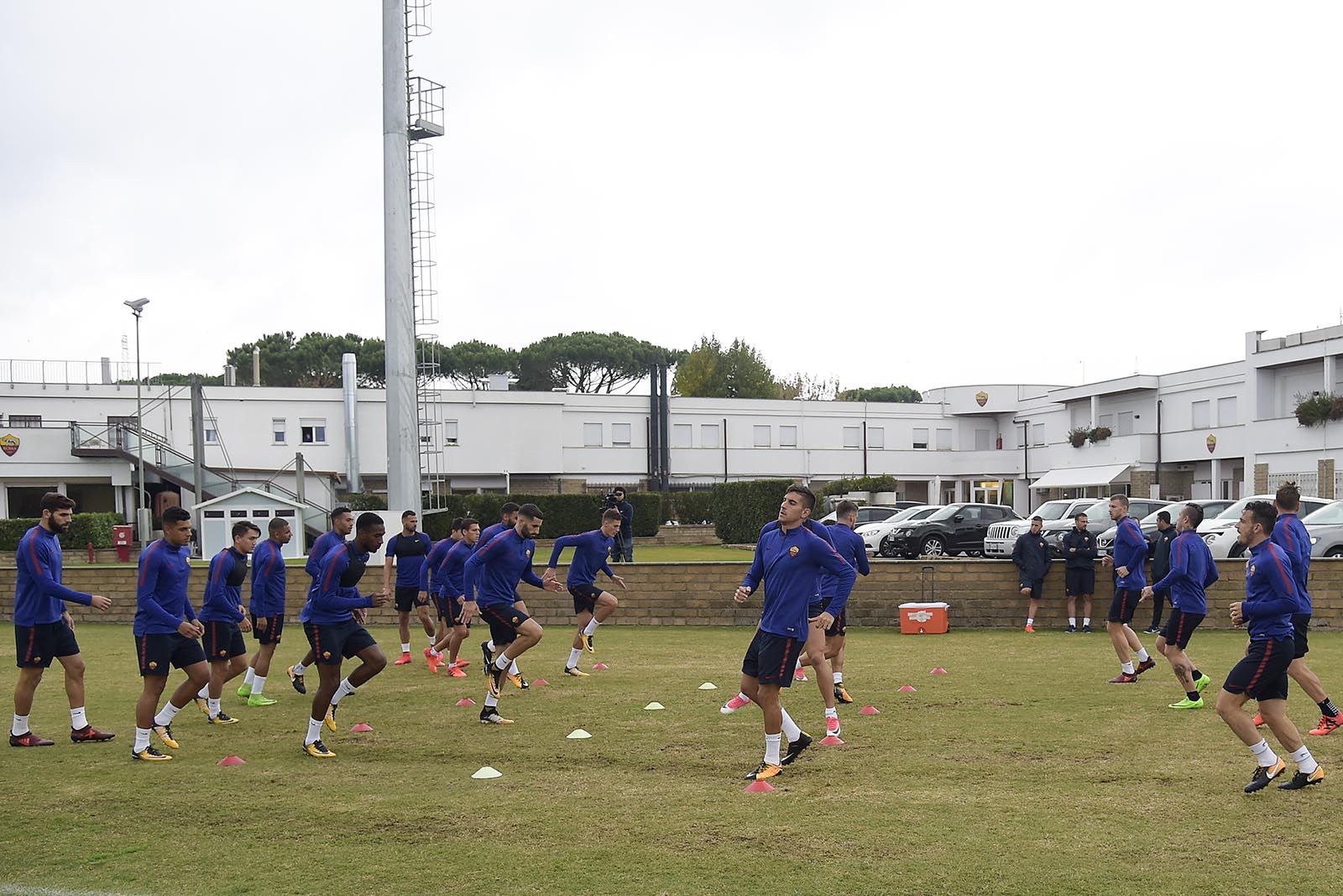 Roma tập luyện ở mặt sân như 'mặt ruộng' - Bóng Đá