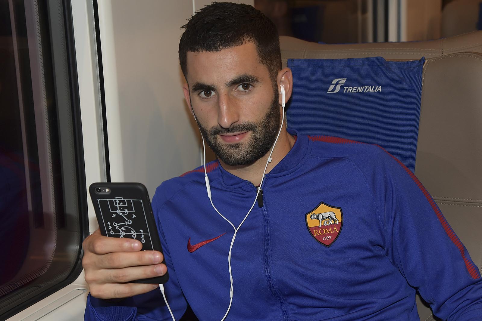 Chiếc ốp lưng với sơ đồ chiến thuật của Gonalons.