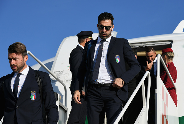 Mặc áo đen, 'mặt đưa đám', Italia trở về sau thất bại - Bóng Đá