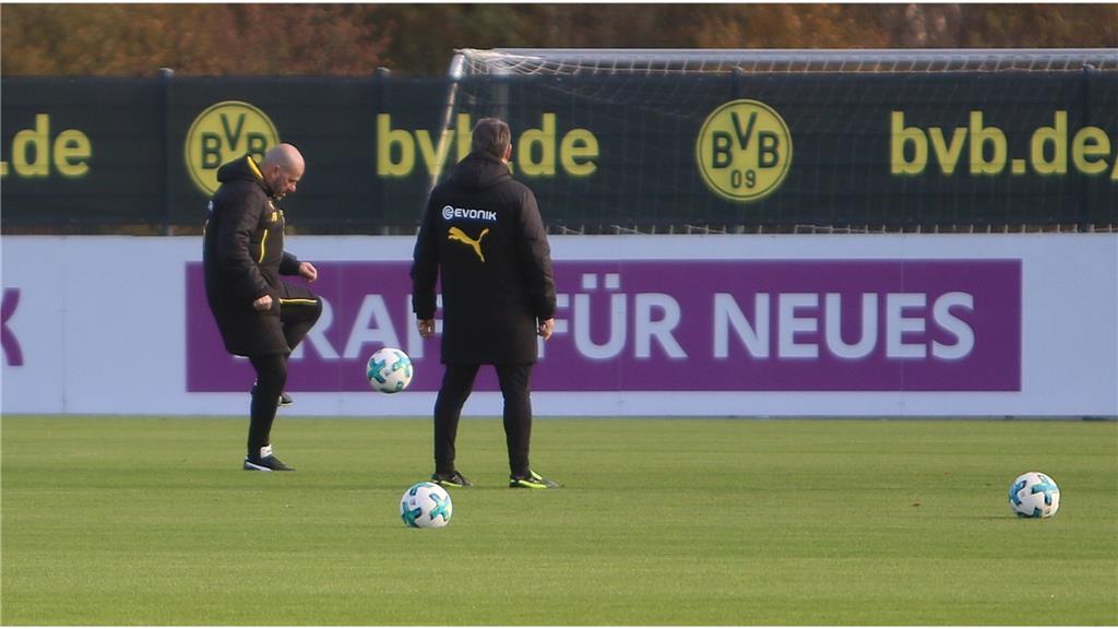 Reus chạy ngoài đường pitch, hướng anh nhìn về phía đồng đội - Bóng Đá