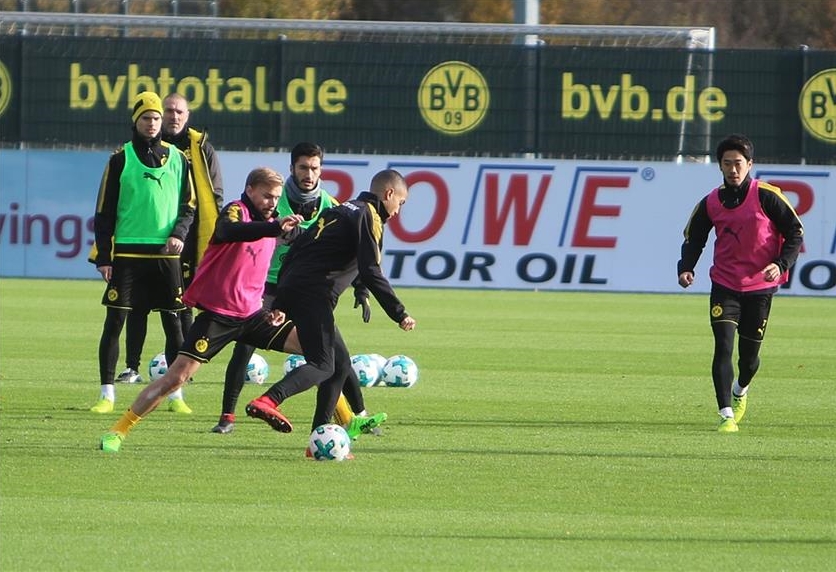 Reus chạy ngoài đường pitch, hướng anh nhìn về phía đồng đội - Bóng Đá