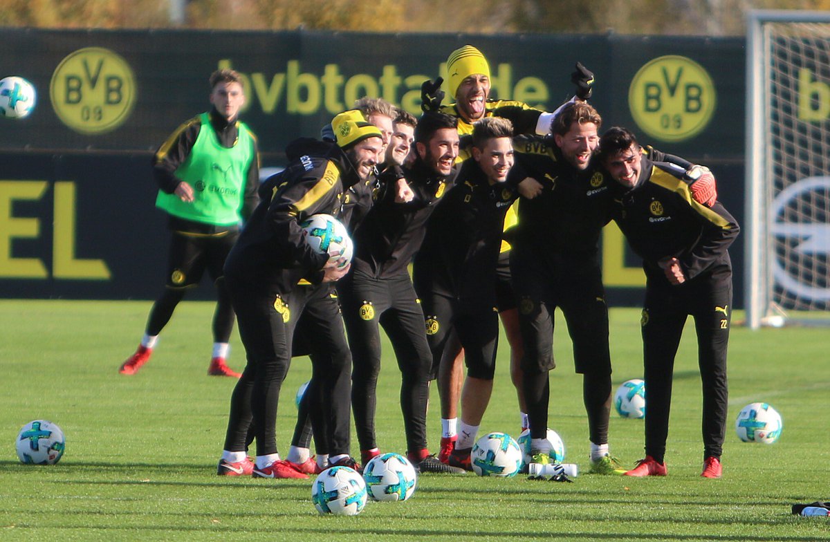 Reus chạy ngoài đường pitch, hướng anh nhìn về phía đồng đội - Bóng Đá