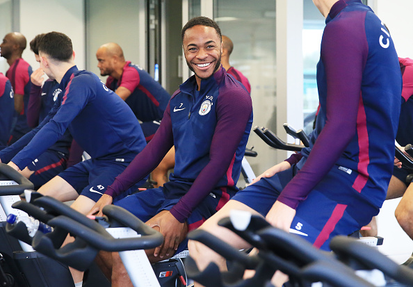 Tiền vệ Sterling gây chú ý với nụ cười 'chẳng giống ai' trong suốt buổi tập.