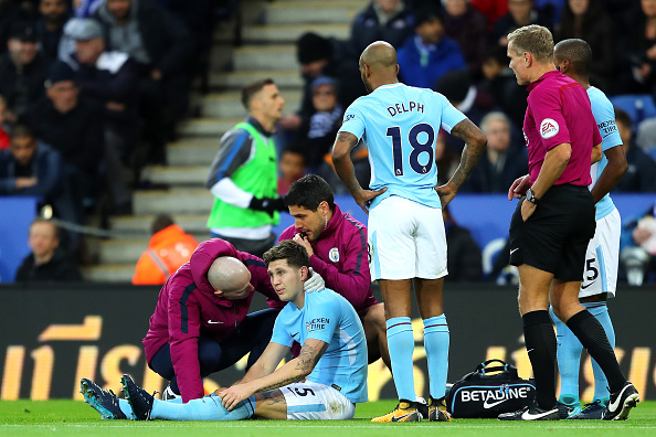 John Stones bị căng cơ trong một tình huống chạy theo bóng.