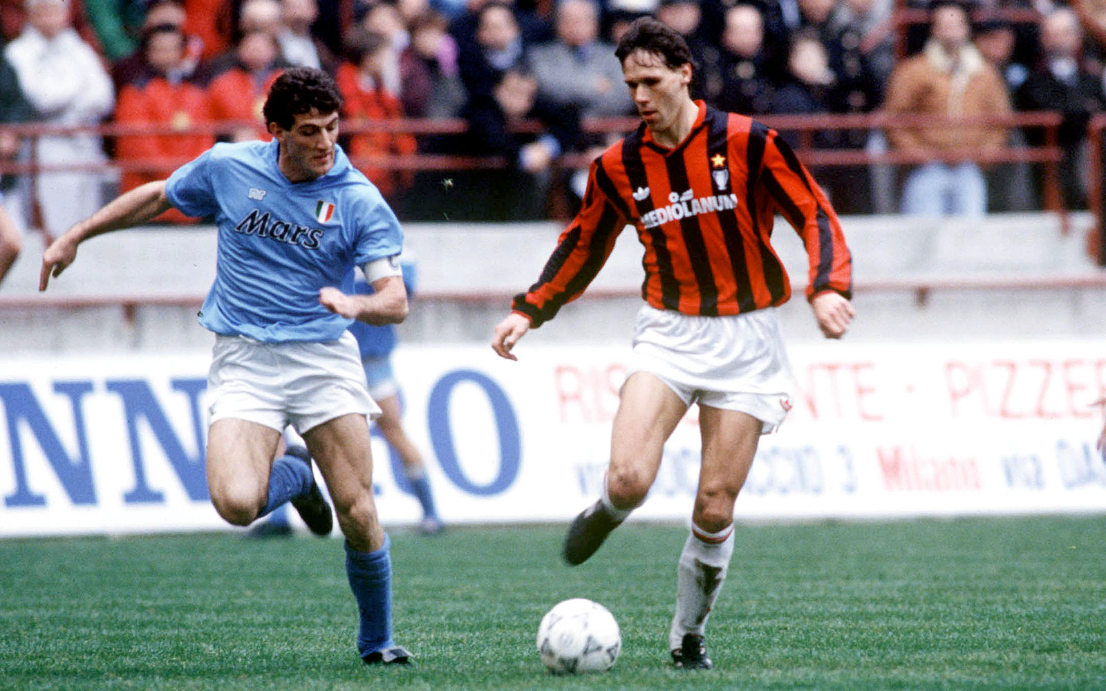 Marco Van Basten với đôi chân ma thuật.