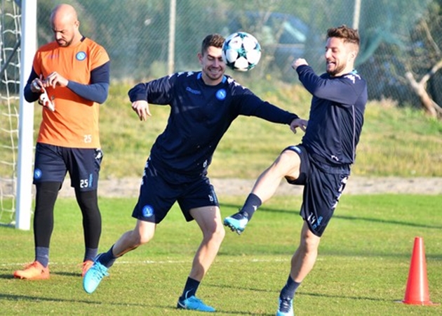 Jorginho và Mertens tranh chấp bóng