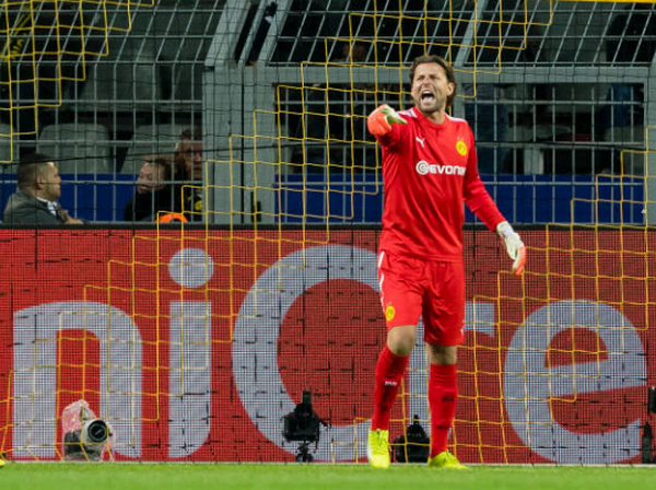 Vào thay Burki là lão tướng Roman Weidenfeller