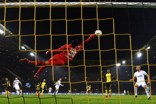 Thủ thành người Thụy Sỹ đã 4 lần cứu thua cho Dortmund trong trận đấu.