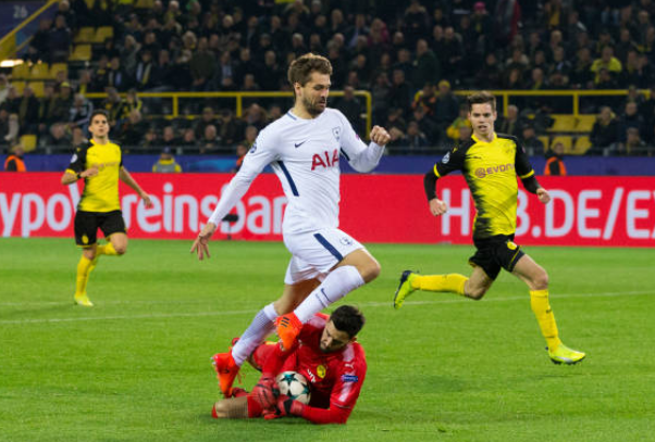 Phút bù giờ thứ 2 của trận đấu, tiền đạo vào sân từ ghế dự bị Fernando Llorente có pha va chạm với thủ thành Roman Burki