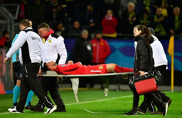 Nhưng cuối cùng, anh vẫn không thể tiếp tục thi đấu và được cáng khỏi sân.