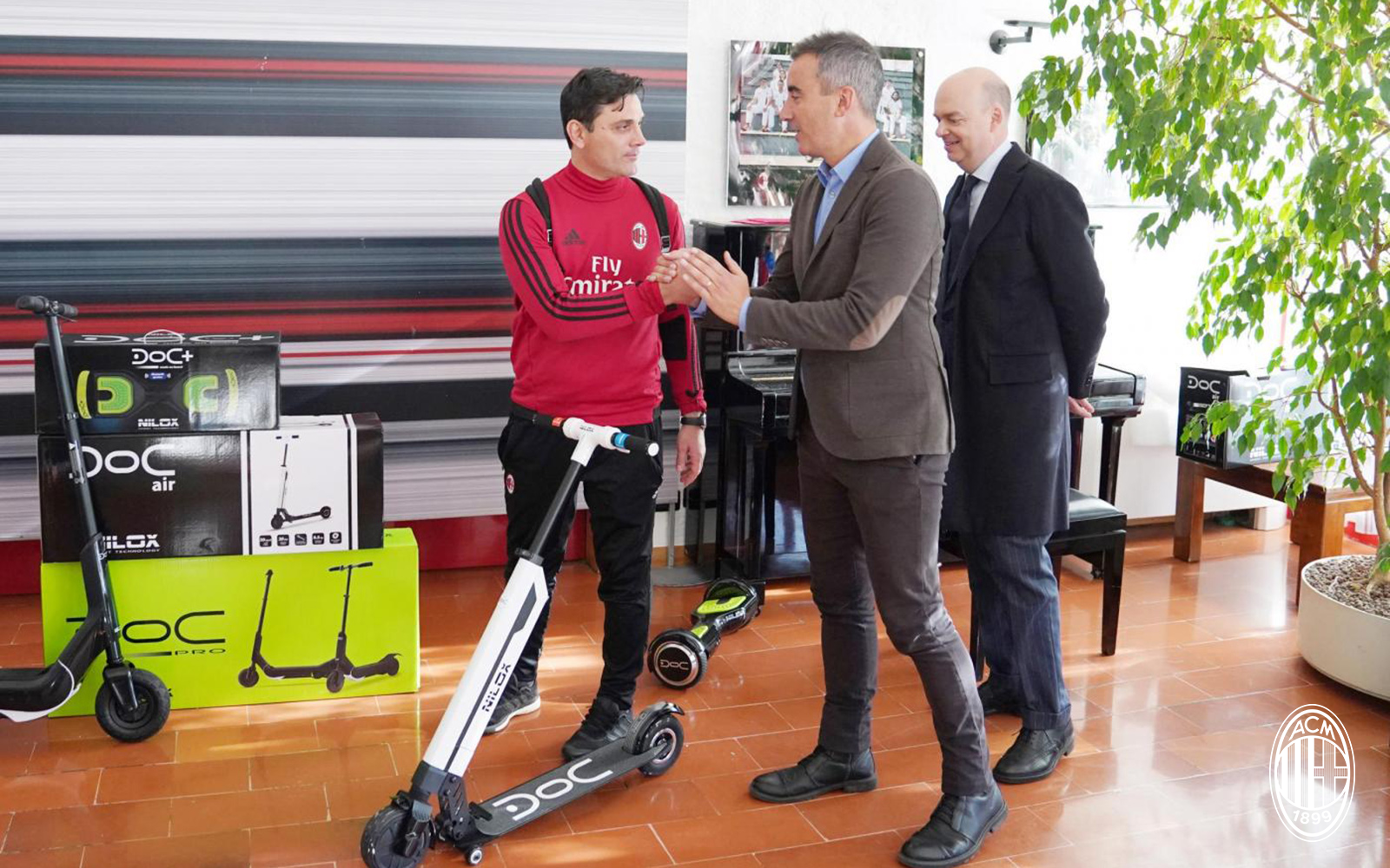 Chán bóng đá, AC Milan chuyển qua chơi xe lướt - Bóng Đá