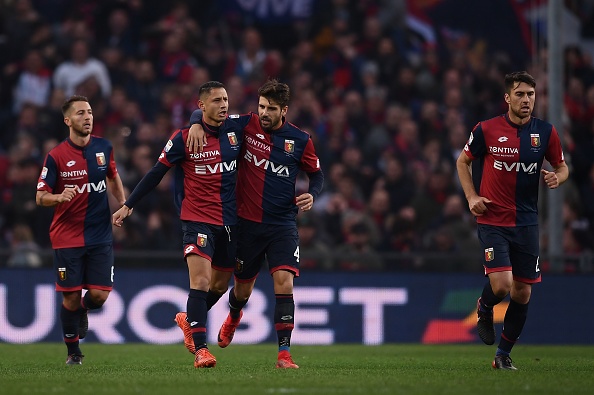 Lapadula thành công trên chấm 11m và ăn mừng cùng đồng đội