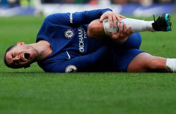 Không ít lần trong trận đấu Hazard tỏ ra đau đớn và lăn lộn trên mặt cỏ.