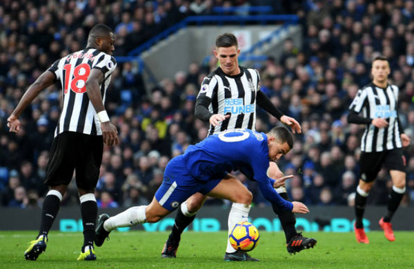 Là ngôi sao sáng nhất bên phía Chelsea, Hazard luôn được các cầu thủ Newcastle chăm sóc kỹ càng.