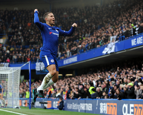 Hazard vui mừng sau bàn thắng.