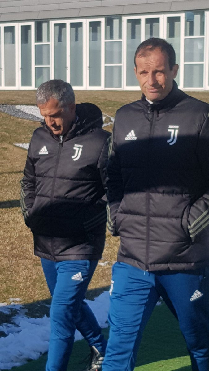 Allegri cùng các học trò tỏ ra lo lăng trên đường bước vào sân tập.