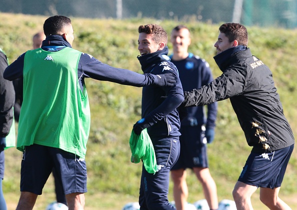 Dù vậy, trong tiết trời của mùa Đông châu Âu, các cầu thủ vẫn phải mặc áo khoác.