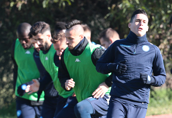 Để kịp giờ lên đường, buổi tập của Napoli diễn ra sớm hơn dự kiến, khi ánh nắng vẫn còn chiếu sáng sân tập.